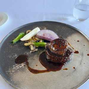 メインのフィレ肉。フォアグラが乗っています。