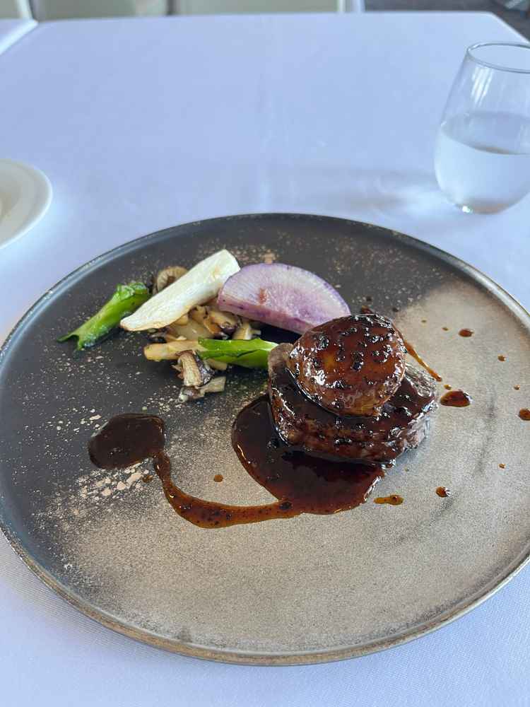 メインのフィレ肉。フォアグラが乗っています。