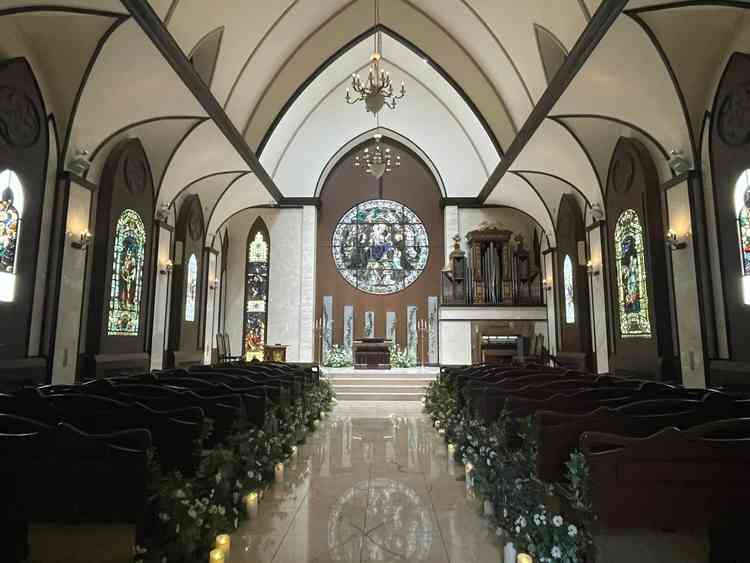 チャペルの写真。高さがとてもあり、照明によって雰囲気が変わる。