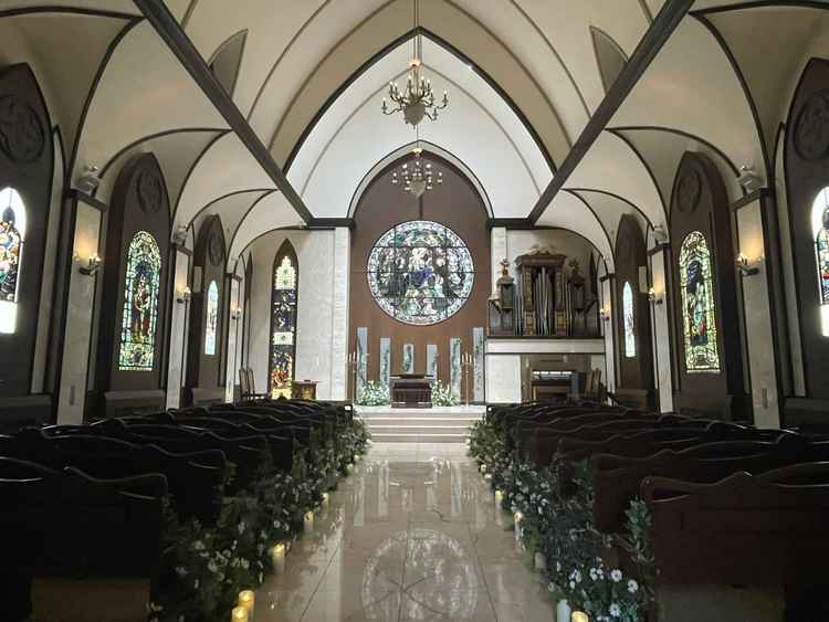 チャペルの写真。高さがとてもあり、照明によって雰囲気が変わる。