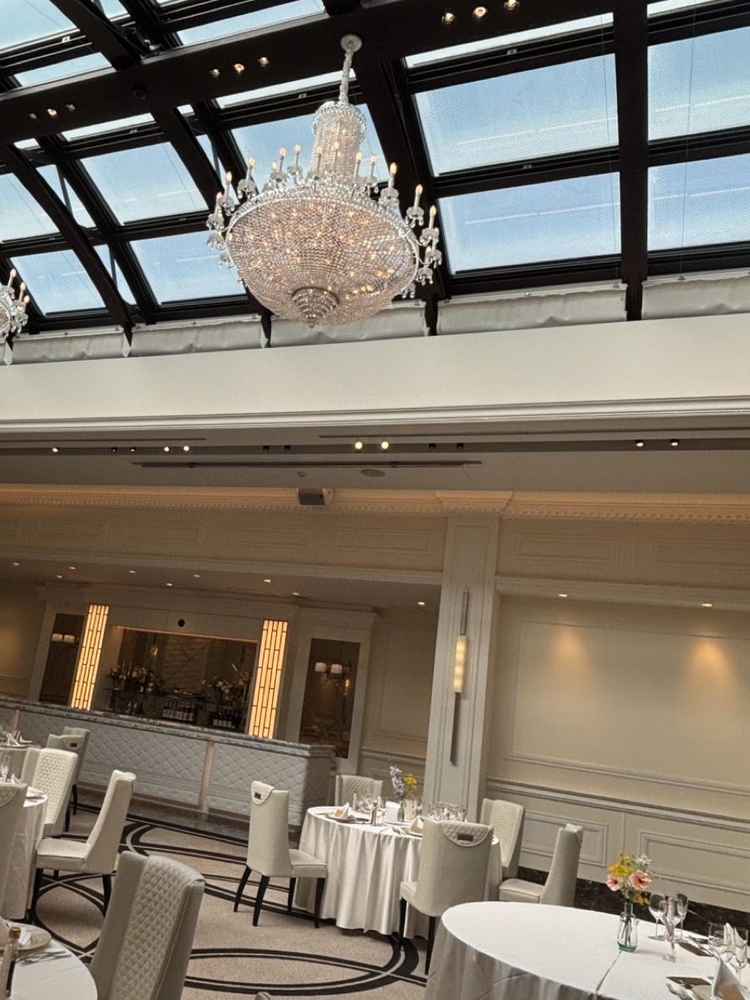 披露宴会場は光が注ぐ天井に、綺麗なテラスもありました。広すぎず、とても過ごしやすい空間です。