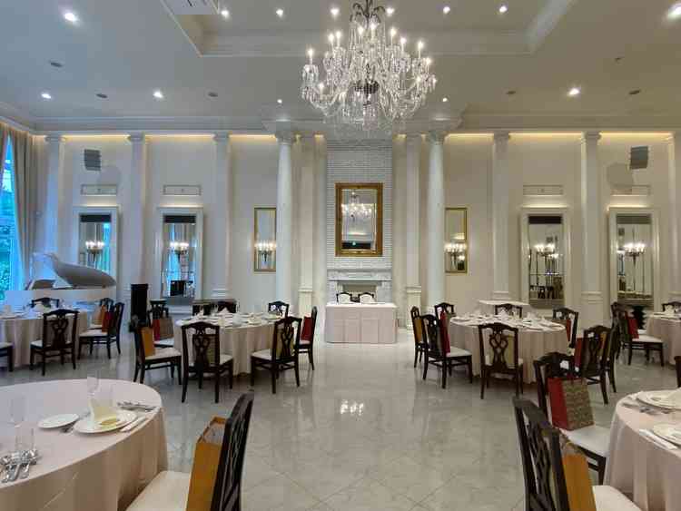 大きなシャンデリアが目を引く披露宴会場