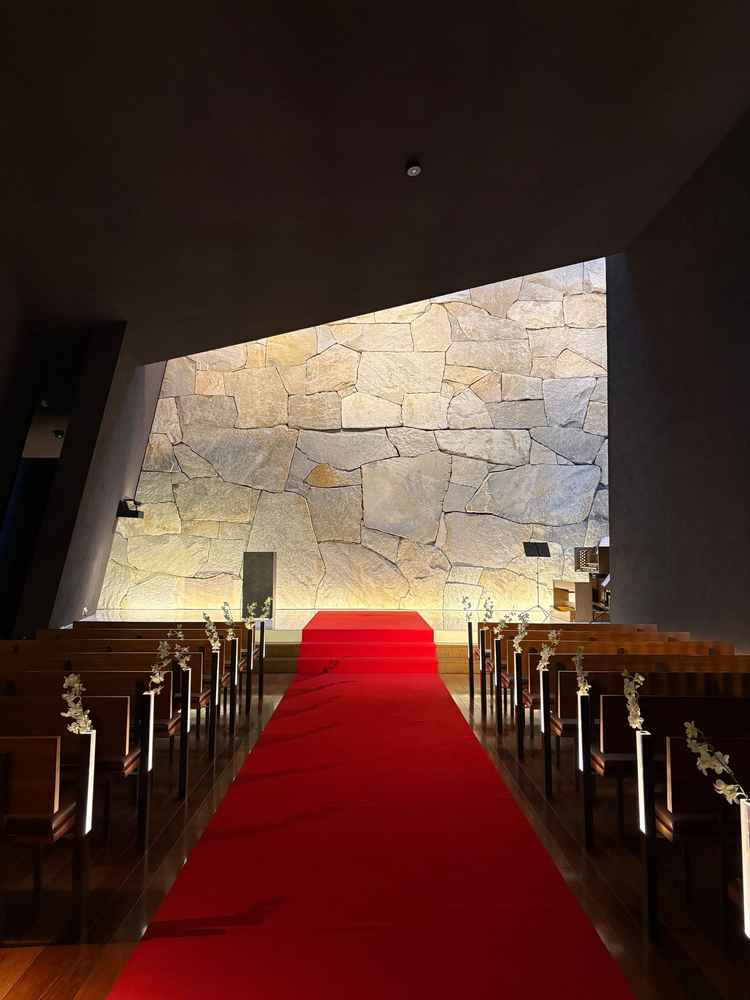 石基調で少し薄暗く雰囲気があり、神秘的で綺麗なチャペル