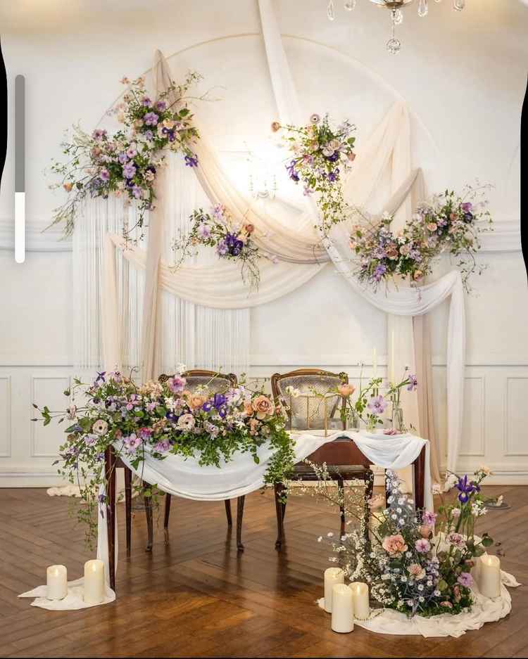 ちょうど披露宴が午後からあるということで、実際の披露宴の装飾を見学することができました。