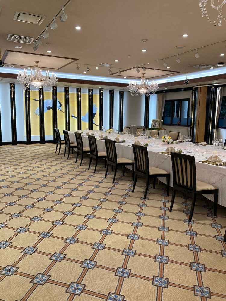 会場の１つです。奥の鶴の絵は旅立つ2人を表しており、結婚式にぴったりな会場になります。