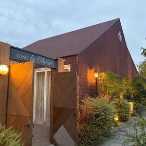 スーラオリヴィエの外観。中は見学できませんでしたが、小さめのチャペルだそうです。