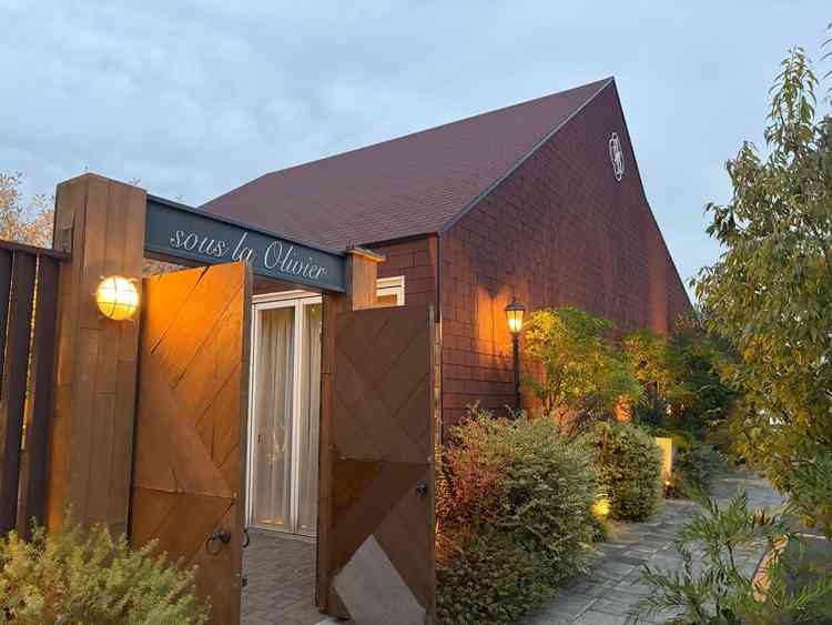 スーラオリヴィエの外観。中は見学できませんでしたが、小さめのチャペルだそうです。