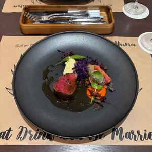 ハーフ試食の牛ロース。少し硬いが味付けはおいしい。