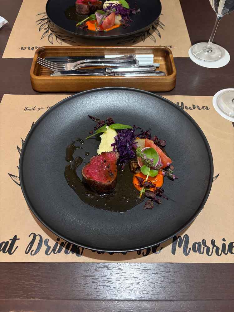 ハーフ試食の牛ロース。少し硬いが味付けはおいしい。