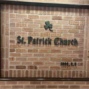 チャペル入口に、寄贈された年が刻まれた壁がありました。三つ葉のクローバーの意味などもお伺いしました。