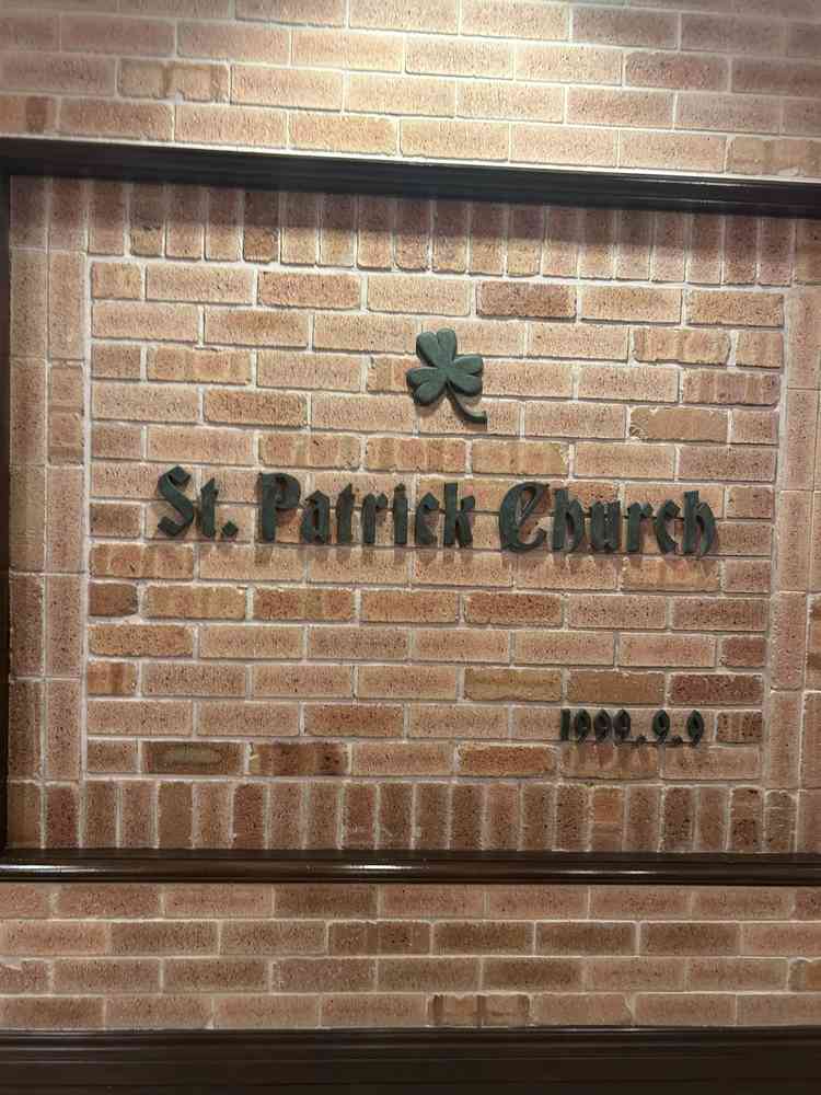 チャペル入口に、寄贈された年が刻まれた壁がありました。三つ葉のクローバーの意味などもお伺いしました。