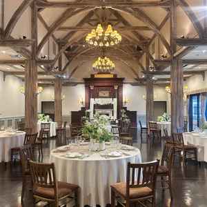 披露宴会場。円卓で華やかなテーブルのコーディネートでした。