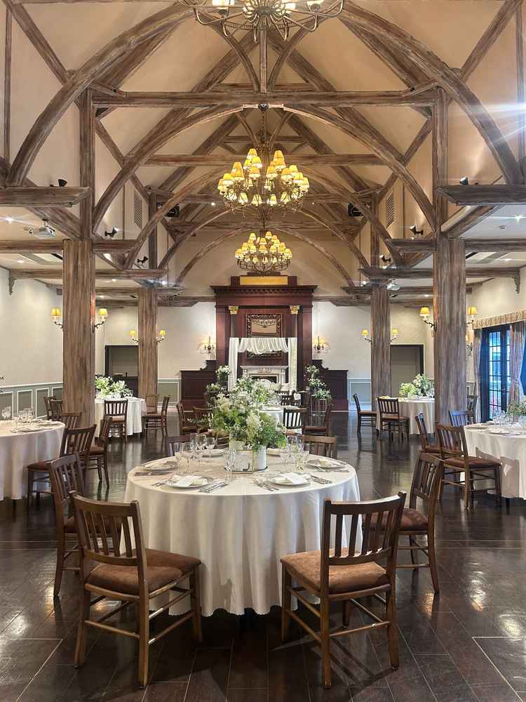 披露宴会場。円卓で華やかなテーブルのコーディネートでした。