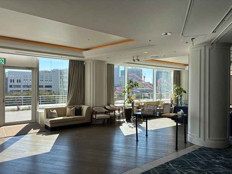 テラスに出られる披露宴会場です。日当たりも良く開放感があり素敵でした。