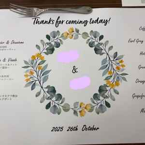 試食会でのサプライズ。この紙の上に透明なお皿がセットされ前菜を終えるとメッセージが現れて感動しました