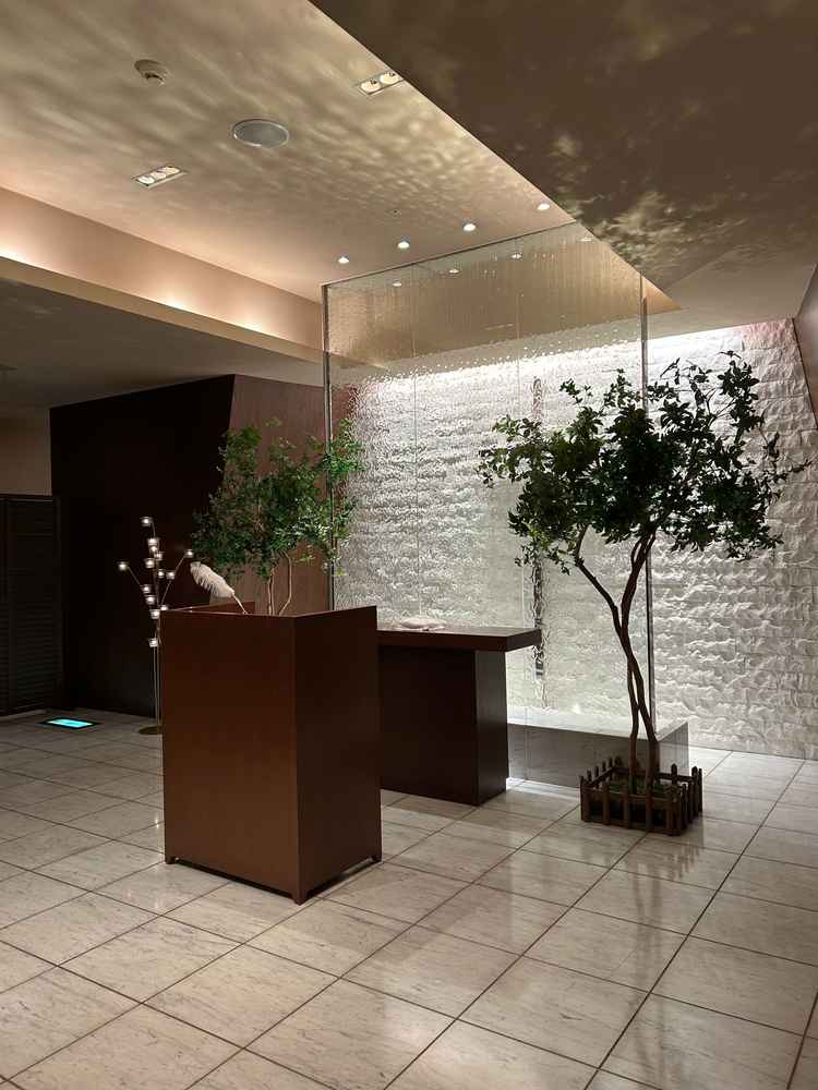 挙式場も落ち着いた感じで好みですが、自然光が全く差し込まないのが少し気になりました。