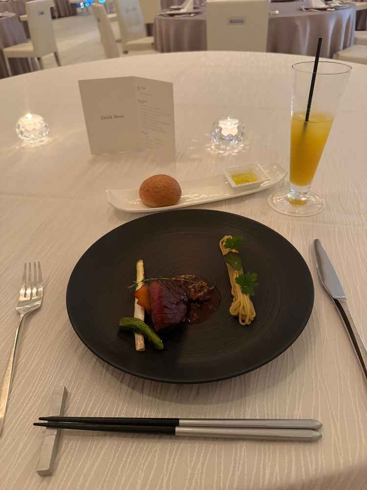 試食のメイン料理の写真。ステーキがすごく柔らかくておしゃれな盛り付けが素敵でした。