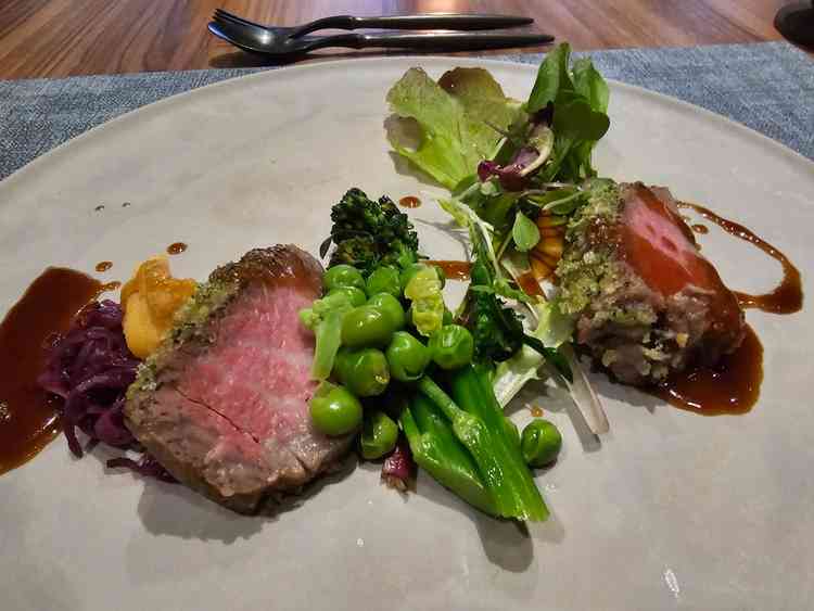 ナイフで切る力が全然いらないぐらい柔らかくとっても美味しかったです。