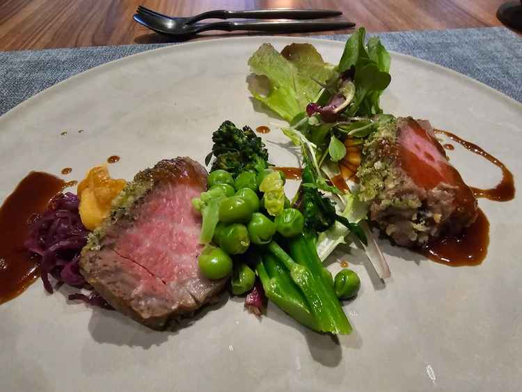 ナイフで切る力が全然いらないぐらい柔らかくとっても美味しかったです。