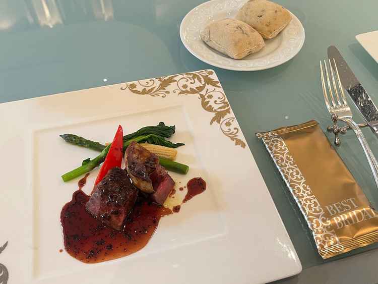 試食したお料理。牛肉とフォアグラのペリグーソース。トリュフの香りと牛肉の柔らかさが印象的。