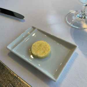 パン皿は金や銀で装飾されて、器までもが芸術品。このバターもスモークしたような味で最高でした。