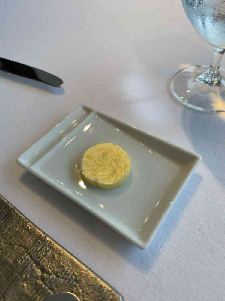 パン皿は金や銀で装飾されて、器までもが芸術品。このバターもスモークしたような味で最高でした。