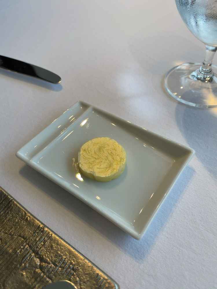 パン皿は金や銀で装飾されて、器までもが芸術品。このバターもスモークしたような味で最高でした。