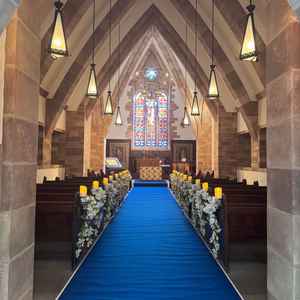 バージンロードは、3種類あり好みに合わせられるので良かった。ステンドグラスがとても綺麗。