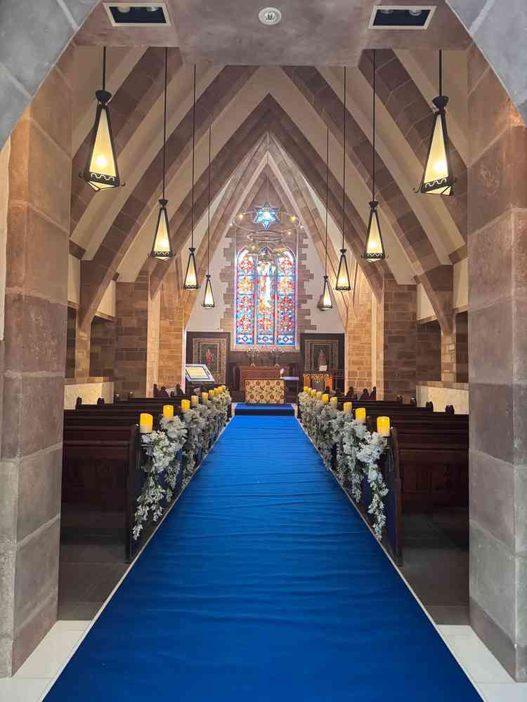 バージンロードは、3種類あり好みに合わせられるので良かった。ステンドグラスがとても綺麗。