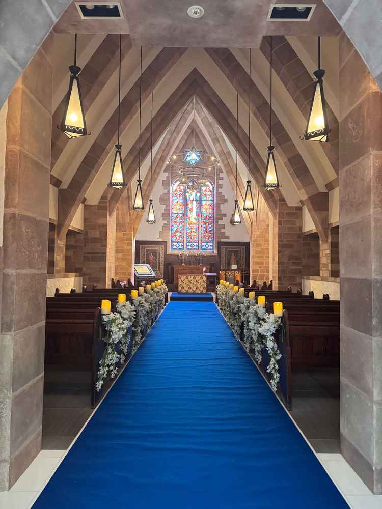 バージンロードは、3種類あり好みに合わせられるので良かった。ステンドグラスがとても綺麗。