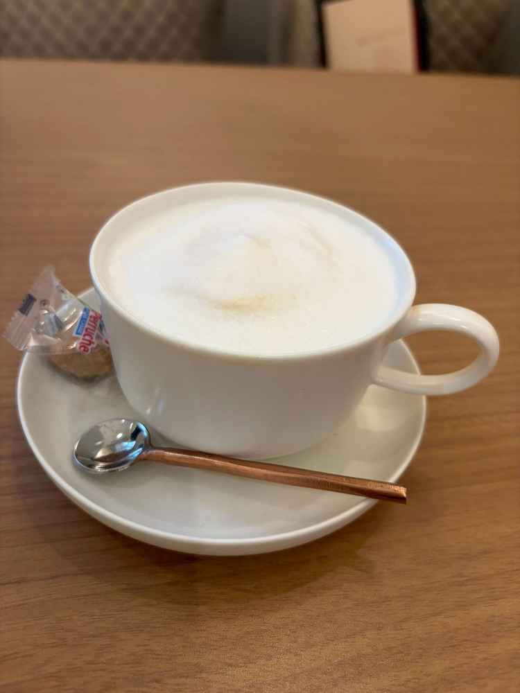 いただいたカプチーノです。クラフトビールもいただきました。