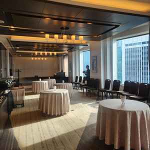 最上階の披露宴会場　窓が大きく景色も東京感がある