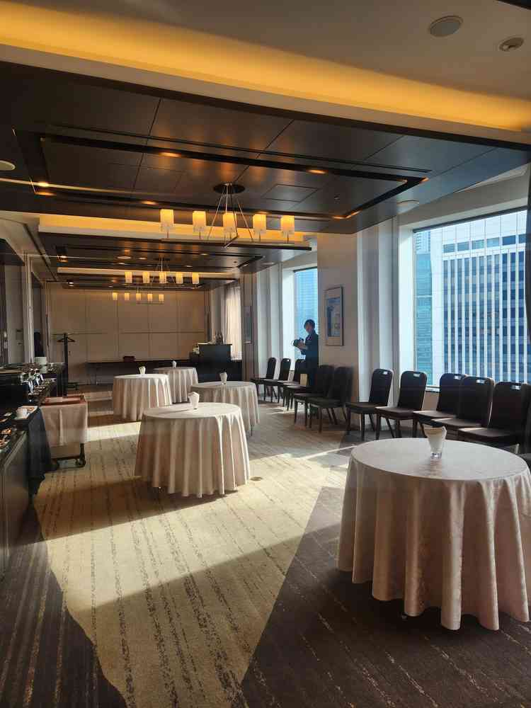 最上階の披露宴会場　窓が大きく景色も東京感がある