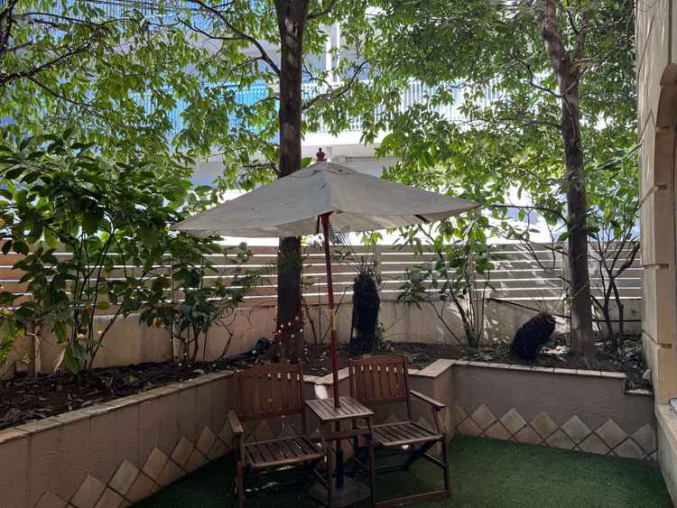 待合室外のバルコニー