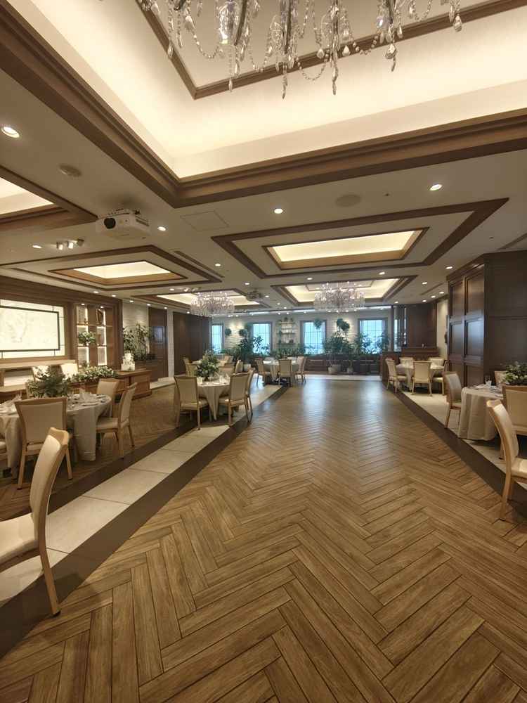 木目調の披露宴会場。インナーガーデンでお庭がないビルでも緑に囲まれて食事ができます