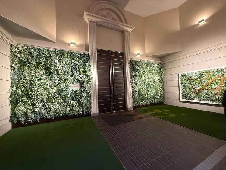 チャペル入場前の中庭写真。ここでゲストの方にフラワーシャワーなどしていただいたりする場所だそうです。