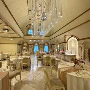 案内された1つ目の披露宴会場です。ゴージャスな雰囲気の会場でした。