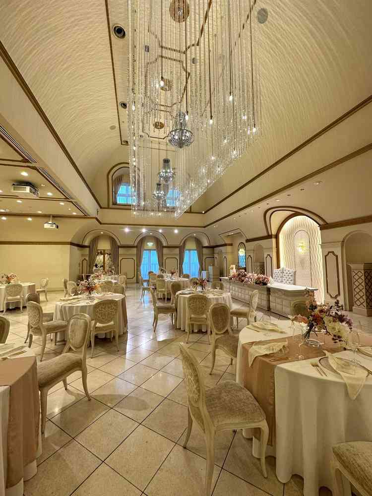 案内された1つ目の披露宴会場です。ゴージャスな雰囲気の会場でした。