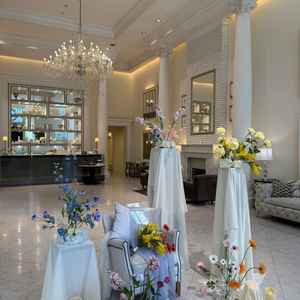 入り口を入ってすぐのウェルカムスペースは煌びやかで、どこでゲストが撮影しても映えるデザインでした。