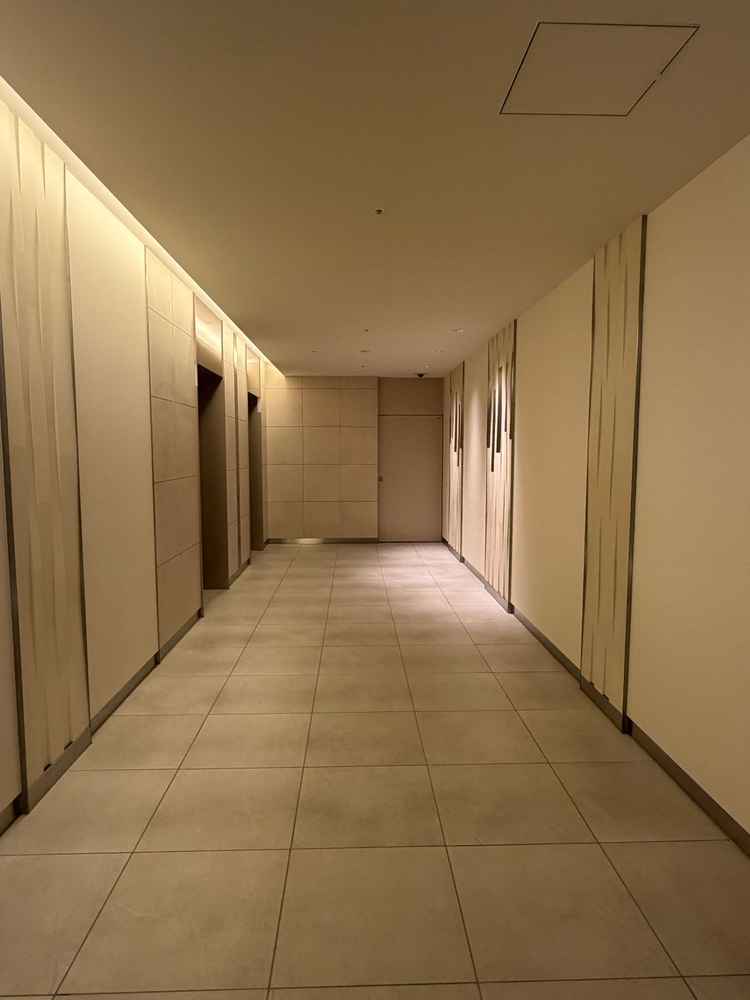挙式や披露宴会場へ行く前の廊下です。白が貴重とされてて洗練された雰囲気を感じました。