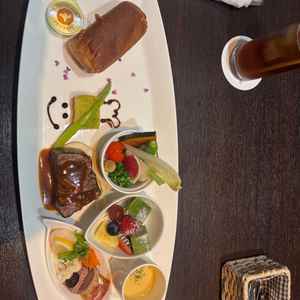 お肉とスープとパンが特に美味しかったです！実際に厨房も近く料理がすぐに出てくると聞いて安心しました。