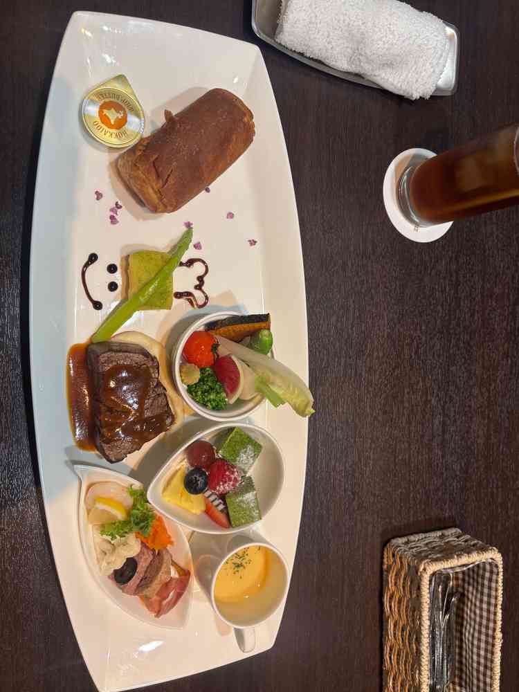 お肉とスープとパンが特に美味しかったです！実際に厨房も近く料理がすぐに出てくると聞いて安心しました。