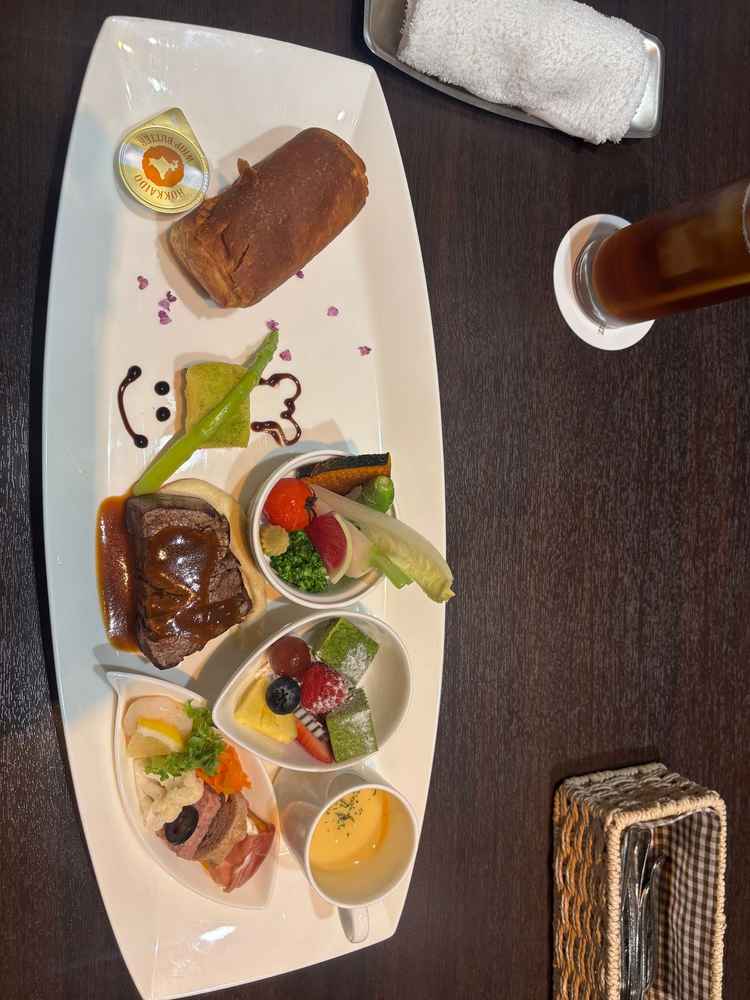 お肉とスープとパンが特に美味しかったです！実際に厨房も近く料理がすぐに出てくると聞いて安心しました。