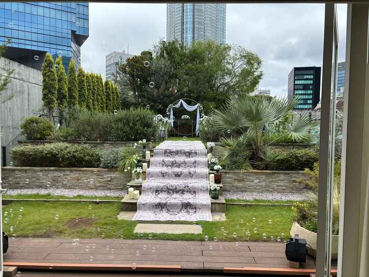 緑が映えるガーデンチャペル