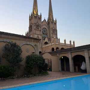 披露宴会場のガーデンから見た挙式場。、ライトアップされていました。高さ60m程あり綺麗でした