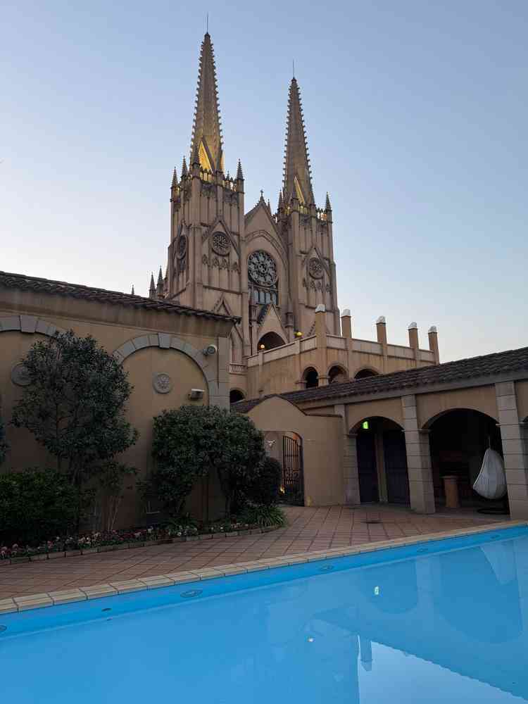 披露宴会場のガーデンから見た挙式場。、ライトアップされていました。高さ60m程あり綺麗でした