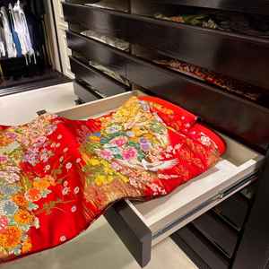 実際に和装の衣装をいくつか見せてもらいました。模様について詳しく解説してもらえました。