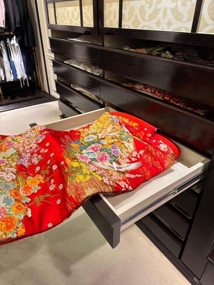 実際に和装の衣装をいくつか見せてもらいました。模様について詳しく解説してもらえました。