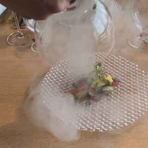 料理の試食の写真。スモークの演出が良かった。