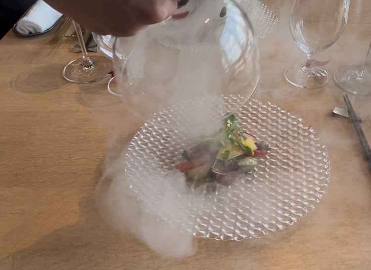 料理の試食の写真。スモークの演出が良かった。